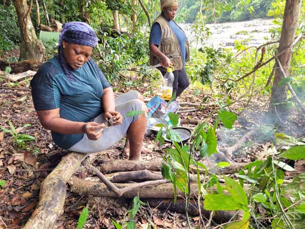 Gabonese ladies cooking