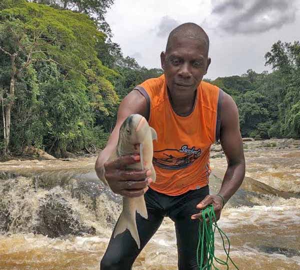 Homme avec poisson, Gabon
